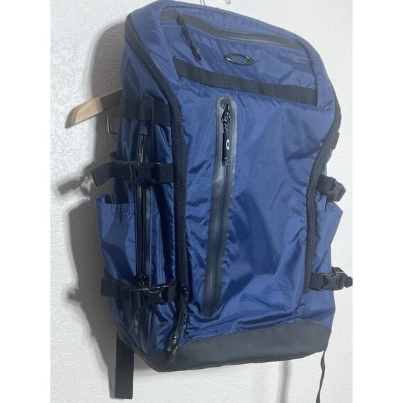 Oakley NEW Backpack Blue Outdoor Backpack Compartments Insulated Pocket - Picture 3 of 16